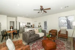 Dazzling West Side 3BR 2BA - Coffee - SmrtTV WIFI - Maize