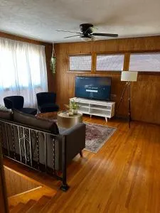 Mid-Century Modern 4BR WIF SmrtTV Coffee Patio - Mulvane