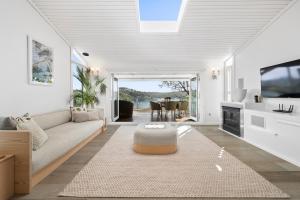 Cliff house and Grand harbour views