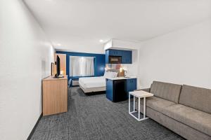 King Studio room in Comfort Inn & Suites Airport Dulles-Gateway
