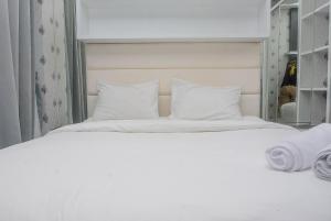 Comfort with City View Studio Tifolia Apartment By Travelio