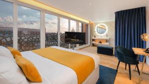 Suite with Balcony room in Harmon House