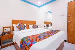 FabExpress Raj Palace - 1 km to Sakinaka Metro - Borivli