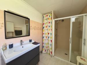 Maisons de vacances Maison de campagne lumineuse spacieuse dans impasse au calme a proximite d'un chateau deux verandas grand jardin cabane pour velos, pres Port en Bessin et Bayeux, proche plages du debarquement : photos des chambres