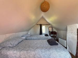Maisons de vacances Maison de campagne lumineuse spacieuse dans impasse au calme a proximite d'un chateau deux verandas grand jardin cabane pour velos, pres Port en Bessin et Bayeux, proche plages du debarquement : photos des chambres