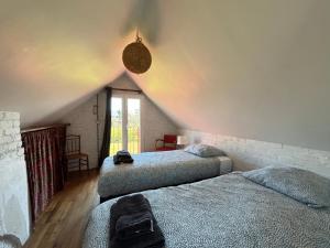 Maisons de vacances Maison de campagne lumineuse spacieuse dans impasse au calme a proximite d'un chateau deux verandas grand jardin cabane pour velos, pres Port en Bessin et Bayeux, proche plages du debarquement : photos des chambres