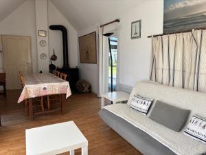 Maisons de vacances Maison de campagne lumineuse spacieuse dans impasse au calme a proximite d'un chateau deux verandas grand jardin cabane pour velos, pres Port en Bessin et Bayeux, proche plages du debarquement : photos des chambres
