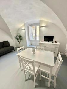White Dome Retriet