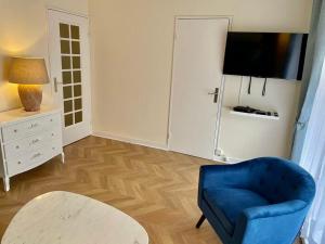 Large studio apartment Invalides Montparnasse