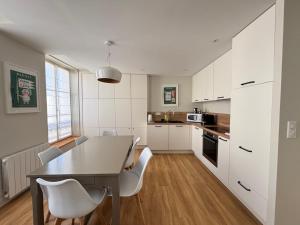 Appartements Bajocasse Apt duplex spacieux 3 ch 2 sdb cosy plein centre Bayeux decoration elegante proche plages du debarquement : photos des chambres