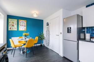 Vibrant Home in Crewe by 53 Degrees Property, Ideal for Business, FREE Parking!