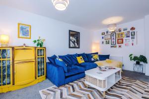 Vibrant Home in Crewe by 53 Degrees Property, Ideal for Business, FREE Parking!