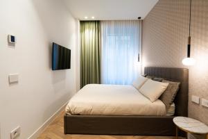 Palazzo Fontana Duomo view golden House