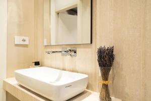 Palazzo Fontana Duomo view golden House