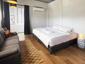 Human Touch Room - Soulful Bangkok Hideout