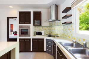 3BR Villa Barnabé with Lush Garden