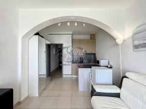 Studio vue mer pieds dans leau plage de Cavalière