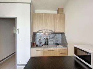 Studio vue mer pieds dans leau plage de Cavalière