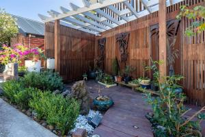 Myrtle Tree Lodge - Leaves