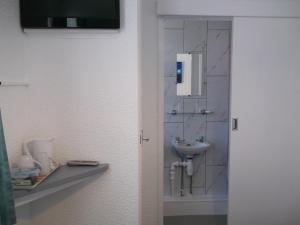 Double Room with Private Bathroom room in Holmeleigh Hotel
