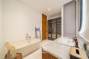 Villa MiRu, 3 bedroom brand new modern villa in Pererenan, Canggu with view river and paddy field