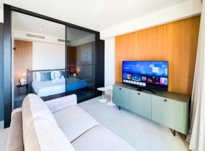 Mercury Suite Bright w Pool access by Arco Collection