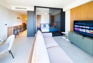 Mercury Suite Bright with Pool access by ArcoBnb