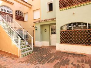 Apartamento céntrico con terraza y acceso cercano a la playa, bares y mercado en Empuriabrava - ES-228-181