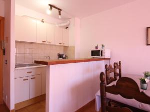 Apartamento céntrico con terraza y acceso cercano a la playa, bares y mercado en Empuriabrava - ES-228-181