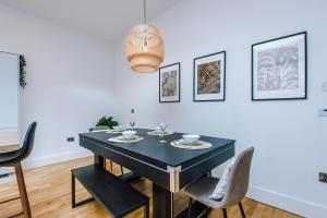 Stylish Modern Retreat in Central York -Pool Table