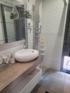 Villas Magnifique Villa piscine jacuzzi prive : Villa 2 Chambres