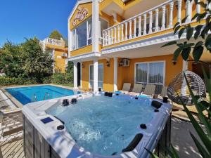 Villa with a Pool and Jacuzzi - 4hvězdičkové hotely ve městě Alanya