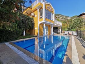 Villa with a Pool and Jacuzzi