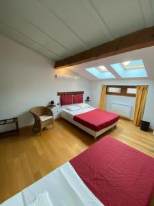 Auberges auberge des trois ami-es : Chambre Triple - Accessible aux Personnes à Mobilité Réduite