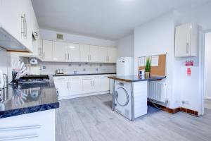 Hot Tub Stay Near Windsor & Legoland Sleeps 14