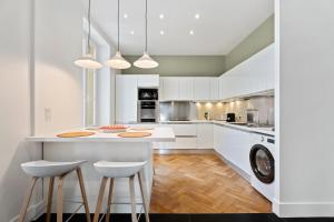 Nice Renting - VICTOR - Historic Palace Luxury 3 Bedrooms Parking