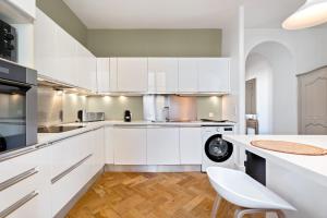 Nice Renting - VICTOR - Historic Palace Luxury 3 Bedrooms Parking