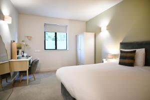 Classic Double Room with Bath & Shower room in Stanton Manor Hotel