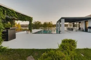 The House before the Lake - Rozaíika