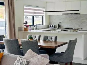 Cheerful Spanking New House with 3 Bds 2 and half Bath - Newstead