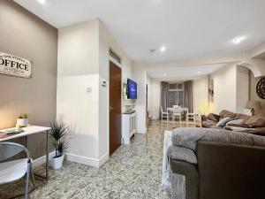 3 Bed Home In Tonypandy With Balcony View Room