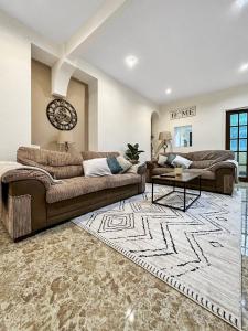 3 Bed Home In Tonypandy With Balcony View Room