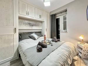 3 Bed Home In Tonypandy With Balcony View Room