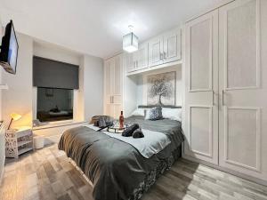 3 Bed Home In Tonypandy With Balcony View Room