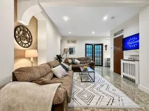 3 Bed Home In Tonypandy With Balcony View Room - Tonyrefail