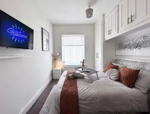 Chic Charming Classic 3bed W Ensuite - Pontypridd - Mountain Ash