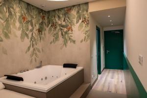 Double Room with Hot Tub with an internal view in the gallery room in Smart Hotel Napoli