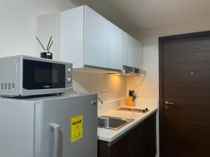 1 BR Condo w Balcony in Air Residence Makati