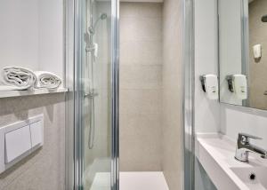 Hotels Kyriad Direct Dijon Sud - Chenove : 1 Lit Double