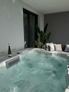 Luxury apartment L with jacuzzi